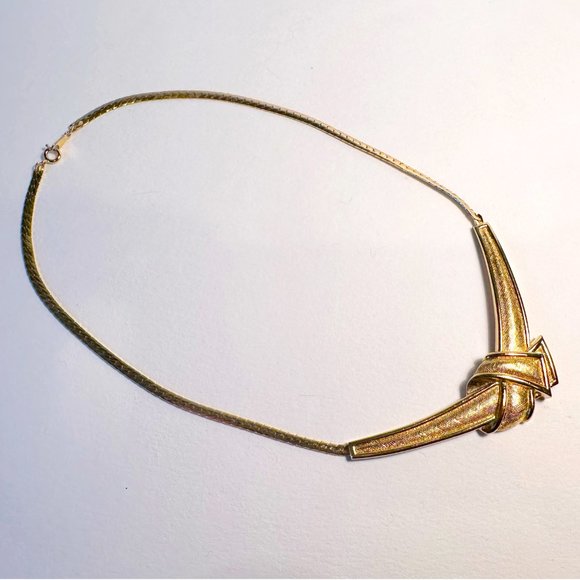 Vintage Avon Goldtone Tied Knot Necklace with Flat Cuban Link Chain - Picture 7 of 7